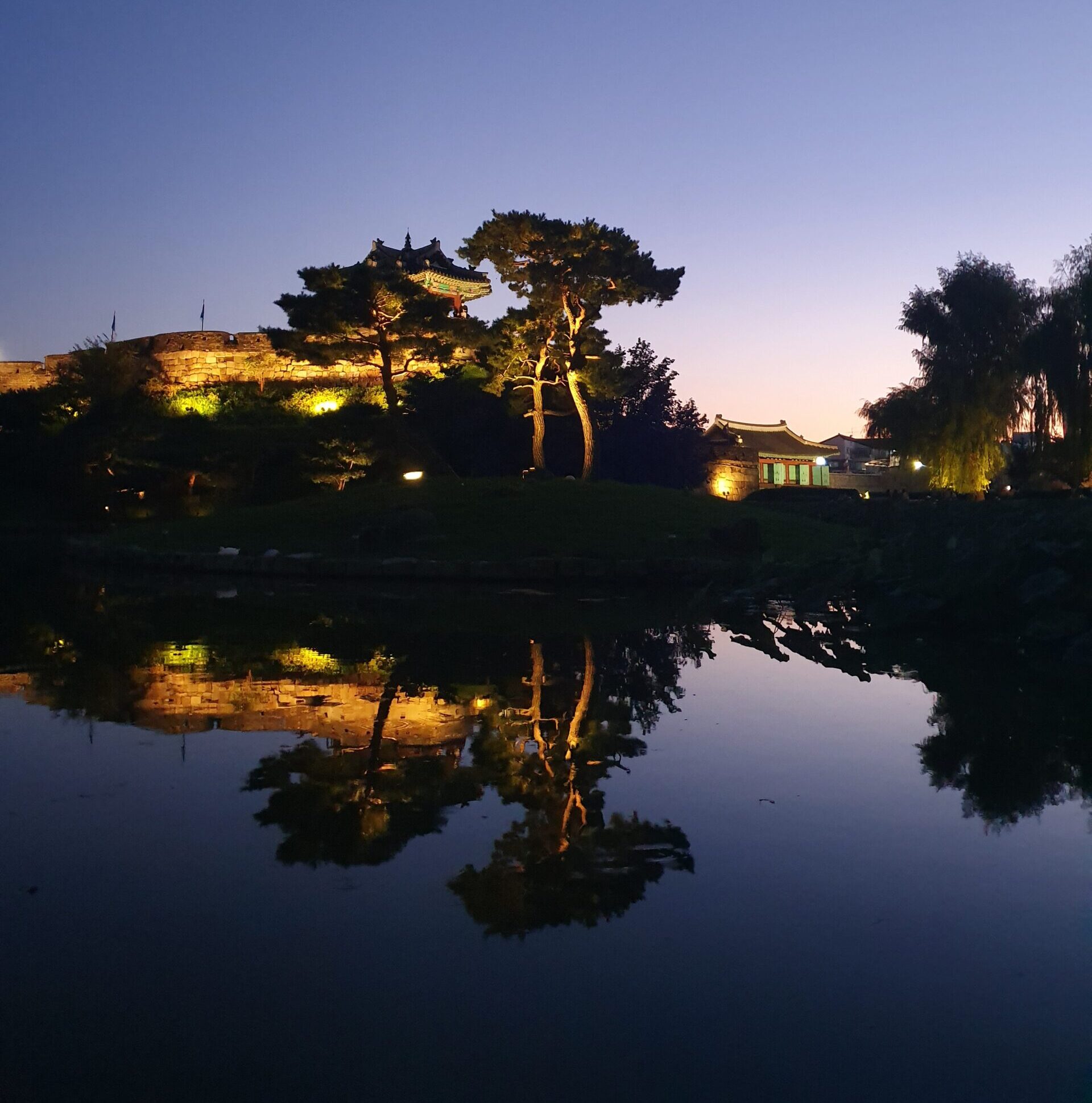 방화수류정과 용연 연못 봄 풍경