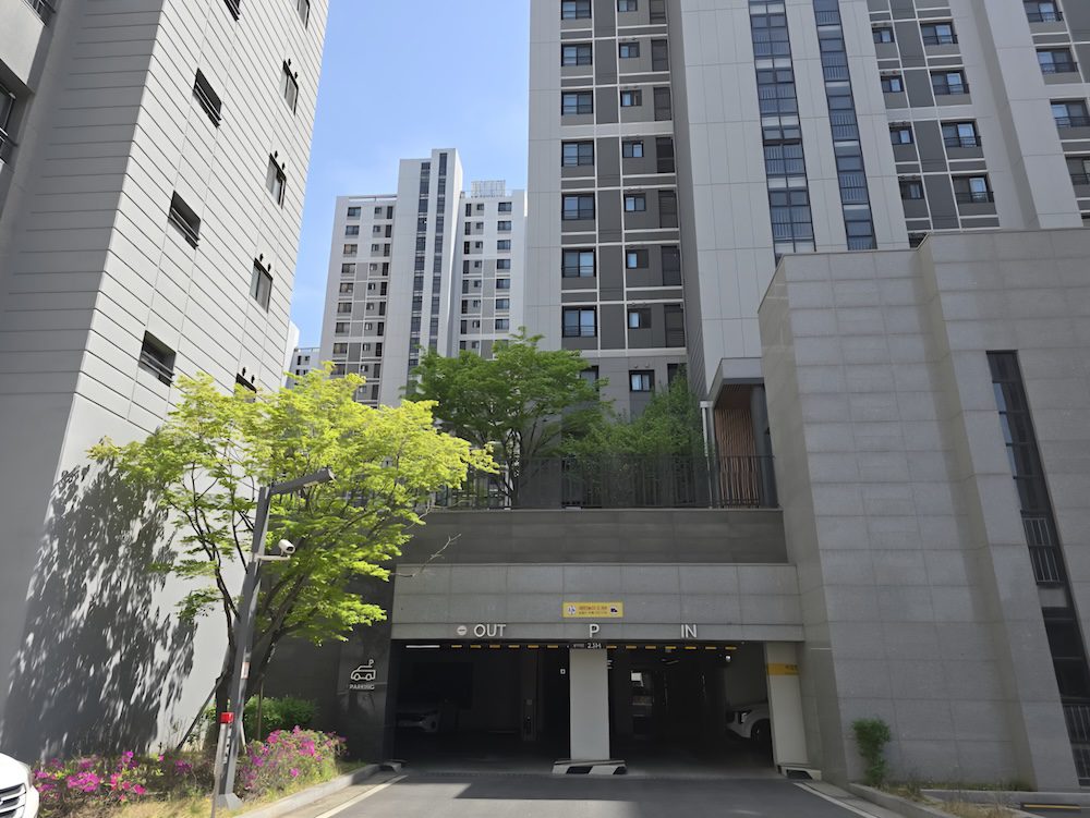 신흥역하늘채랜더스원 단지 주차장 입구